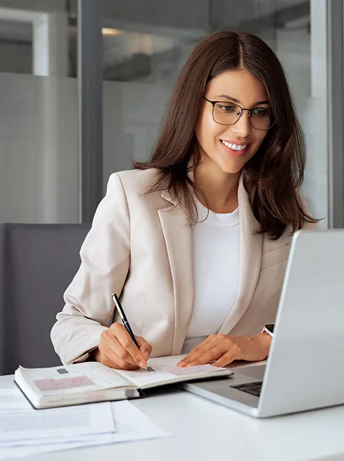 Eine Mitarbeiterinn die in ihrem Büro eine Online Schulung macht